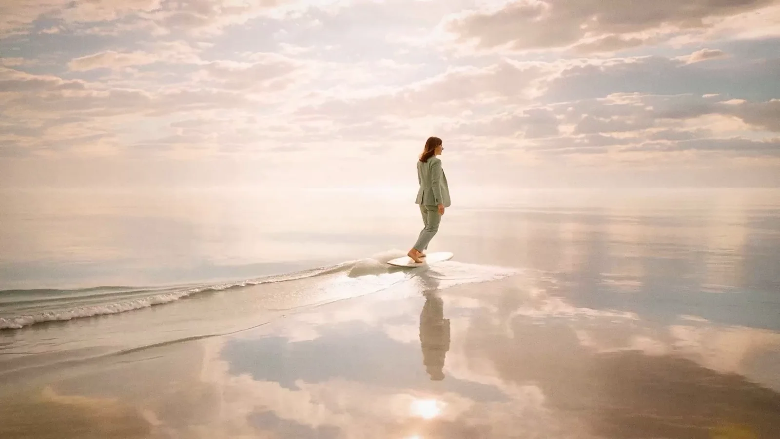 Mujer caminando sobre la orilla al atardecer