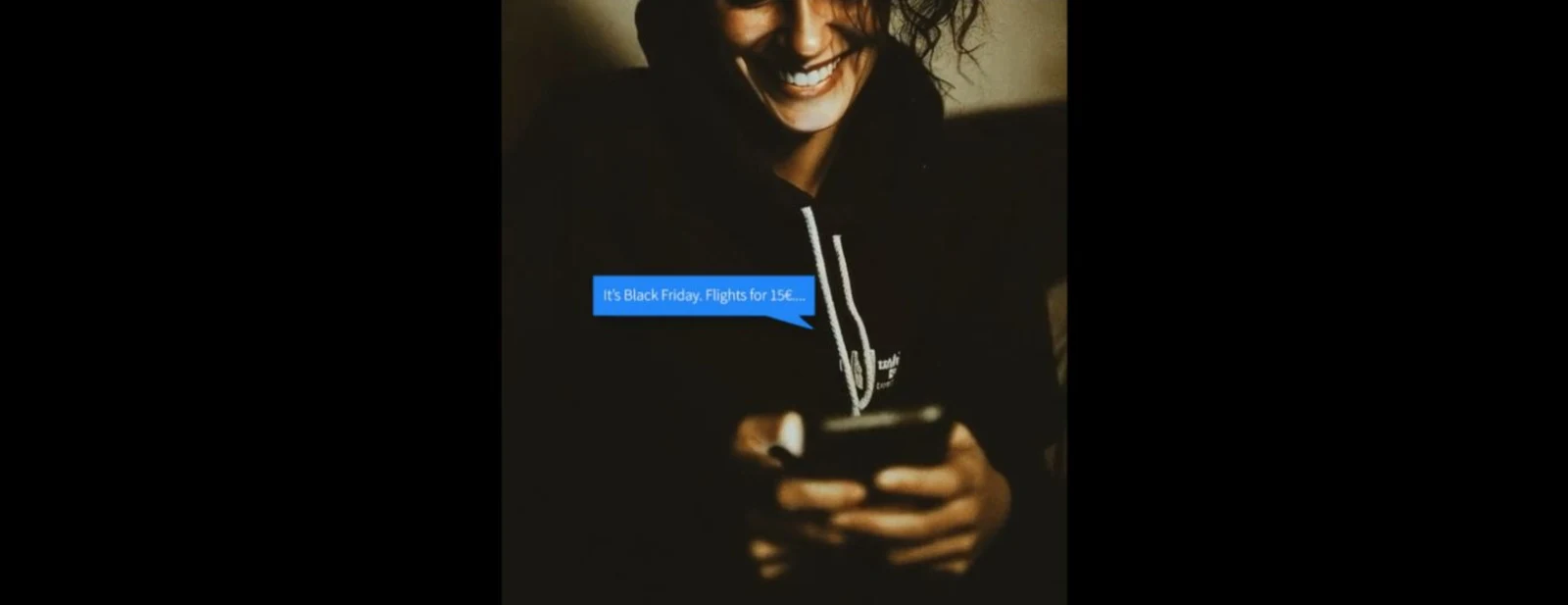Mujer sonriendo en penumbra